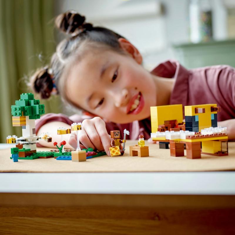LEGO® Minecraft Arı Evi 21241