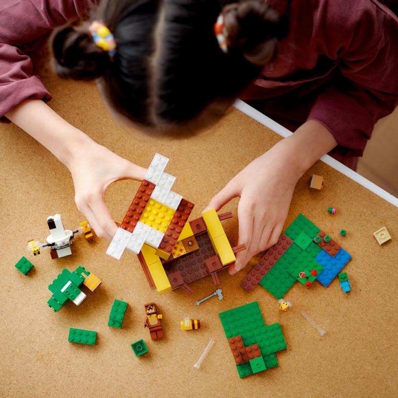 LEGO® Minecraft Arı Evi 21241