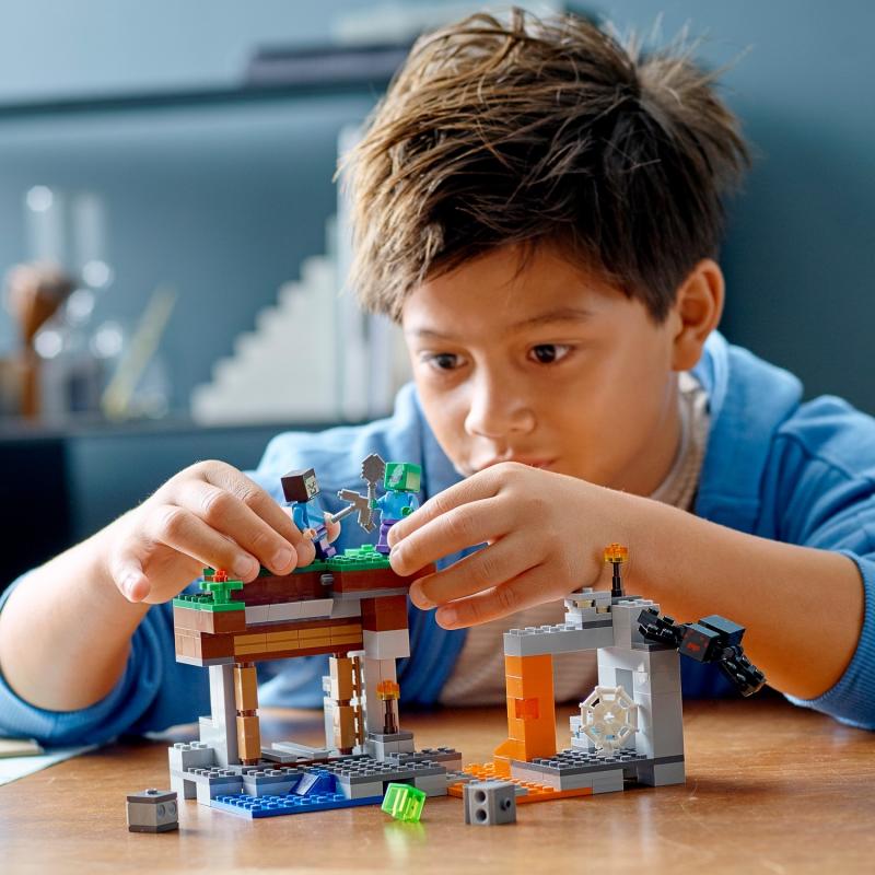 LEGO® Minecraft™ Terk Edilmiş Maden 21166