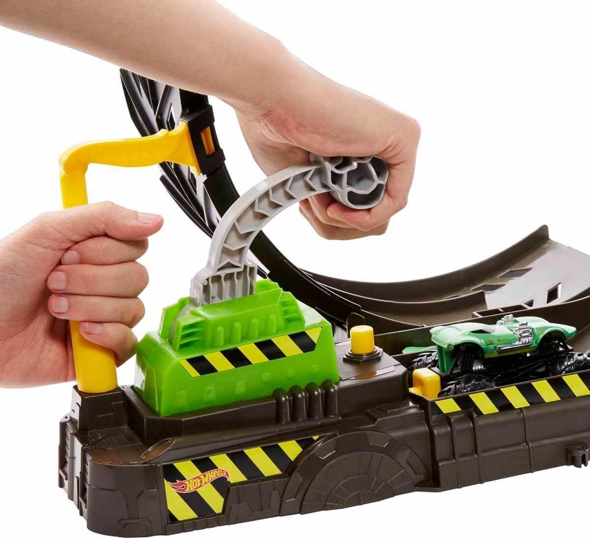 Hot Wheels Monster Trucks Çemberde Yarış Seti HBH70
