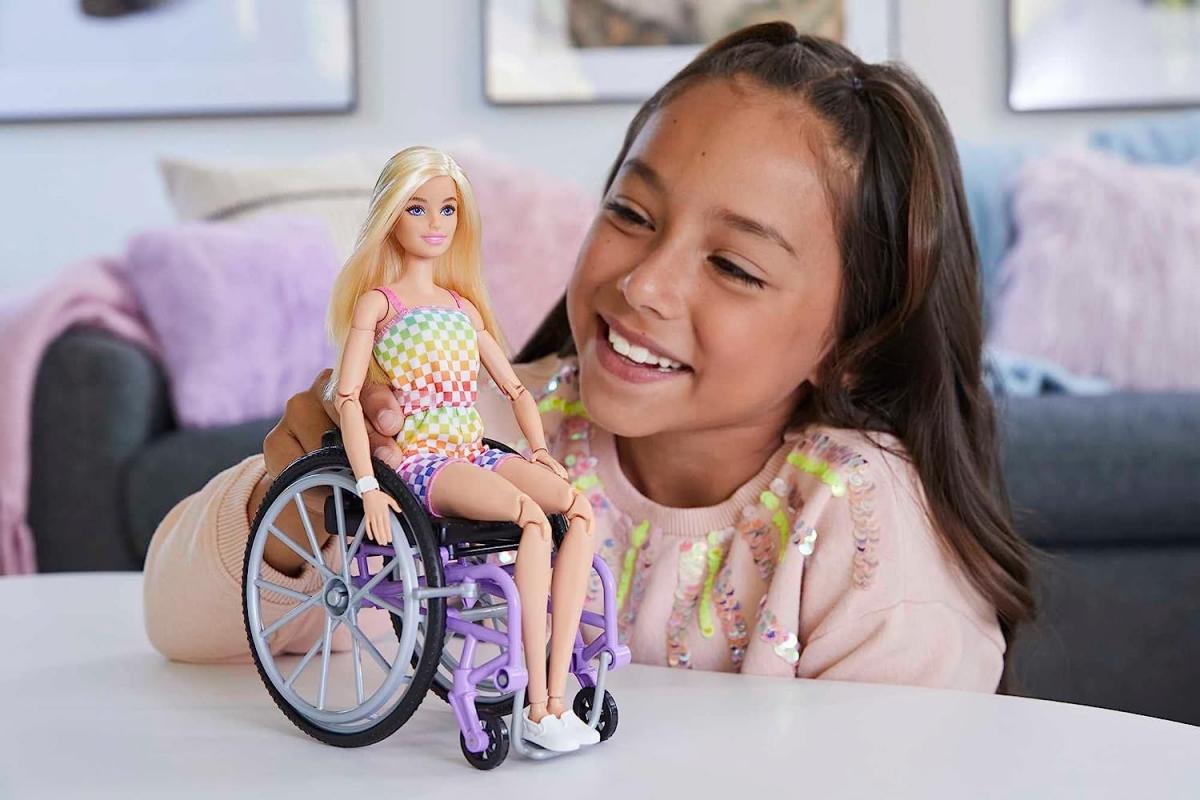 Barbie Tekerlekli Sandalyeli Sarı Saçlı Bebek HJT13