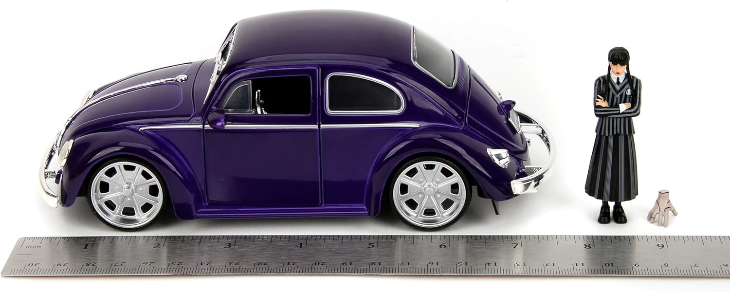 Jada Wednesday Addams & Thing Figürü ve Volkswagen Beetle Araç 1:24 Die Cast 