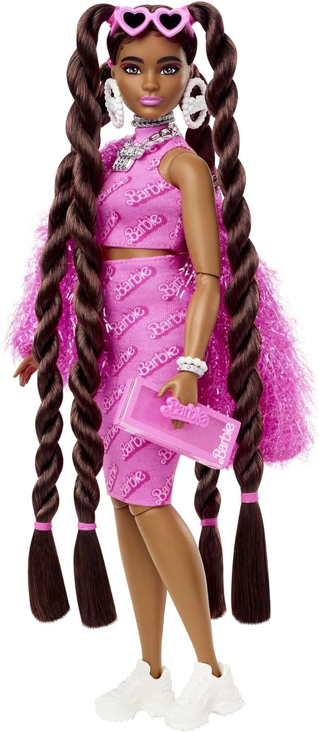 Barbie Extra Nostaljik Kıyafetli Bebek HHN06 